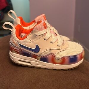 Nike toddler girl shoes 7c. Never worn